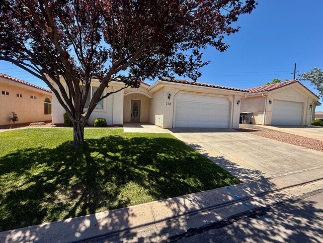 Building Photo - 3 Bedroom 2 Bath - Canyon View