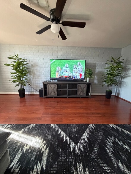 Building Photo - 1711 E Camino Carreta