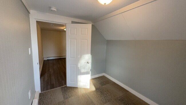 Building Photo - 3 Bed, 1 Bath, plus TWO Bonus Rooms in Rochester!