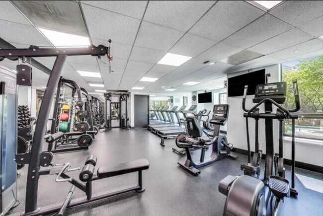 Building Photo - 400 N La Salle Dr
