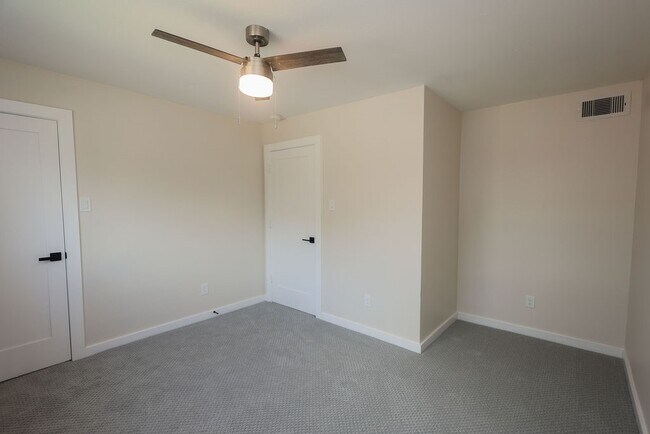 Building Photo - 708 Staitti St