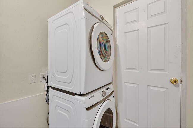 Building Photo - 3 Bedroom Home in Tavares with Large Fenced Backyard