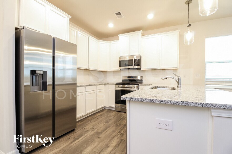 Building Photo - 423 Stonefence Dr