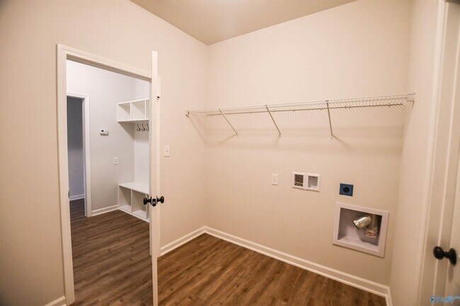 Building Photo - 163 Kingswood Dr