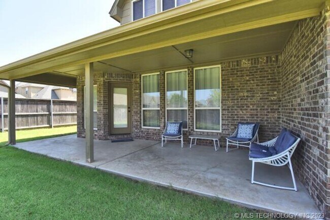 Building Photo - Room for the whole family in this 5 bedroom, 3-1/2 bath Executive Rental on corner lot in Millice...