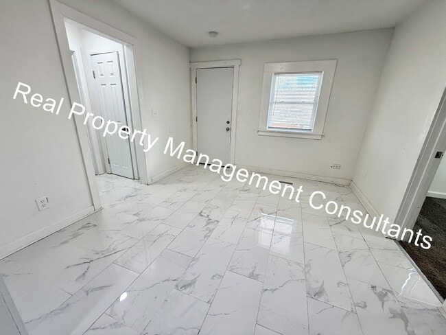 Building Photo - $500 off First Full Months Rent on Spaciou...