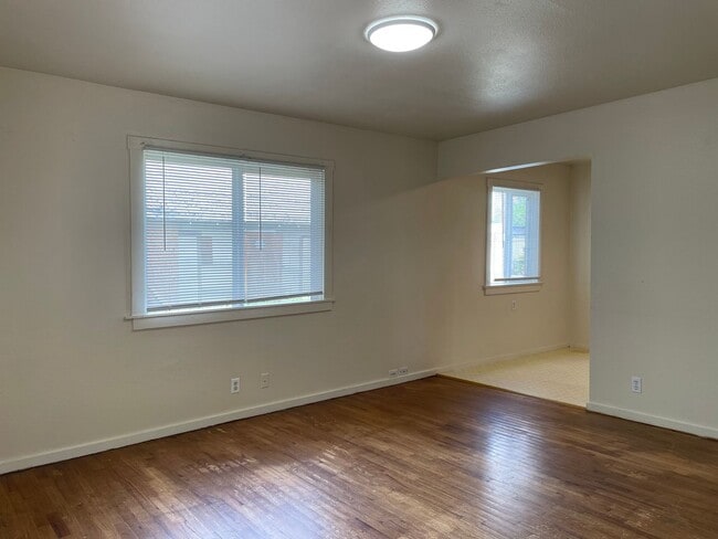 Building Photo - Nice 1 Bedroom 1 Bath Duplex