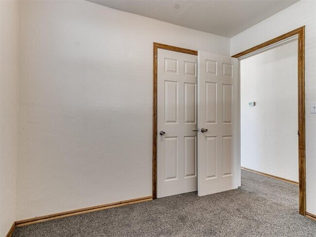 Building Photo - 325 E Cedar Ln