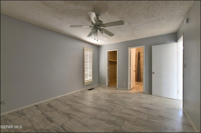 Building Photo - 8400 Parkland Dr