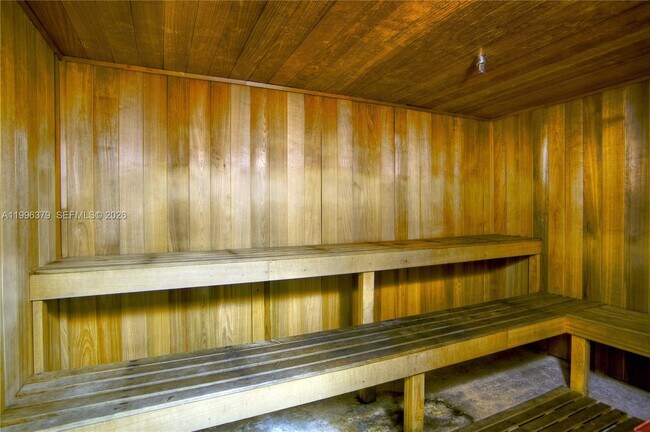 Building Photo - 1111 Brickell Bay Dr