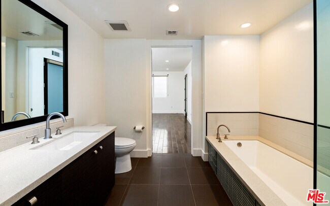 Building Photo - 1304 S Roxbury Dr
