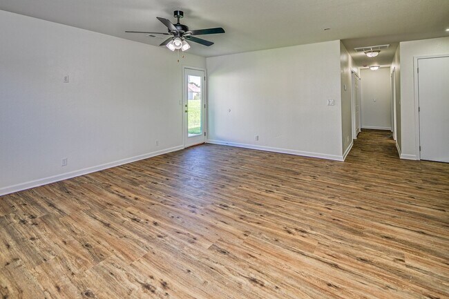 Building Photo - Stylish Belton Townhome | 3 Beds, 2 Baths,...