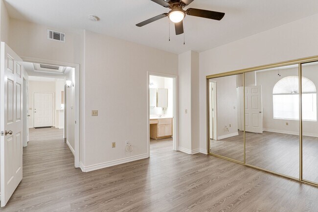 Building Photo - Spacious and Stylish Green Valley First-Floor Unit!!