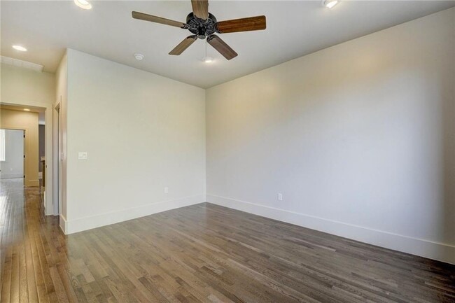 Building Photo - 206 E Live Oak St