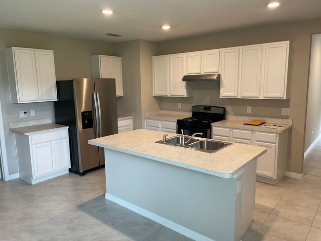 Building Photo - Gas stove - stainless steel appliances - p...