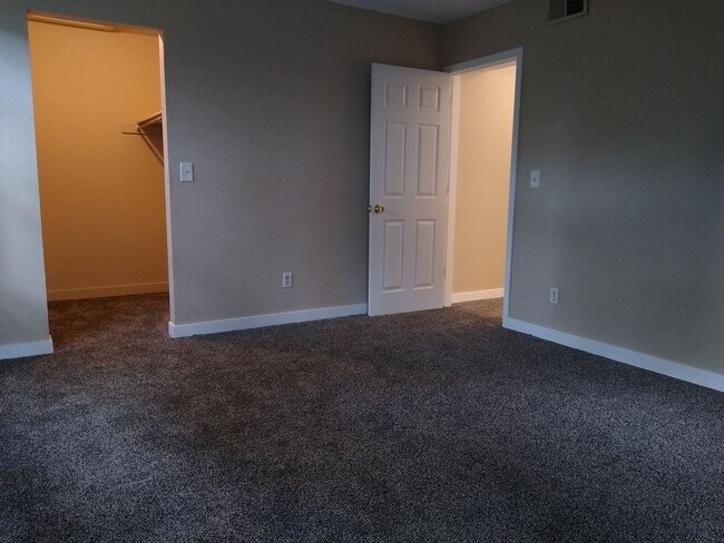 Building Photo - Charming 2 Bedroom 2 Bath w/ Large Yard, 1 Car Garage and Central Air/Heat
