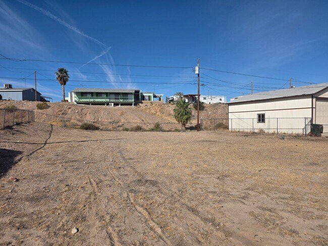 Building Photo - LAND, LAND AND MORE LAND! 2 bed/2 bath Manufactured home in Bullhead City on Huge double lot!