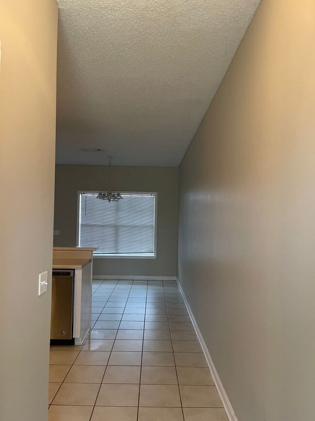 Building Photo - Courtyard Subdivision!!