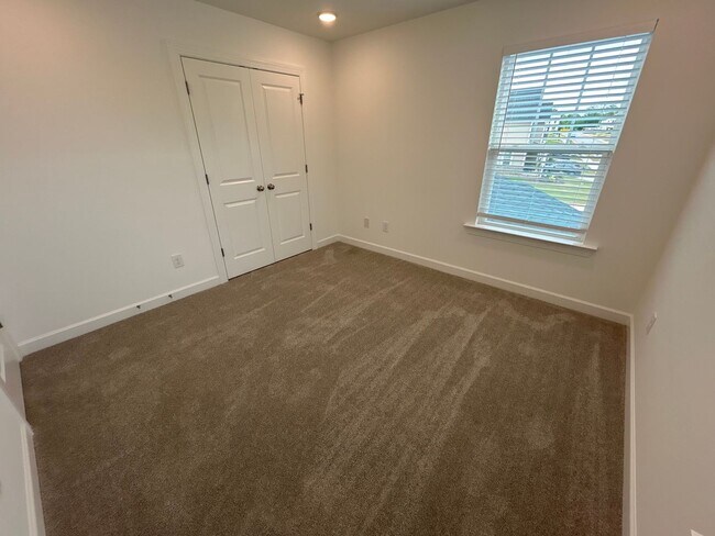 Building Photo - 6 Bedroom | 4 Bathroom New Construction Ga...