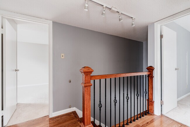 Hallway (Upper Level) - 4329 Chateau de Ville Dr