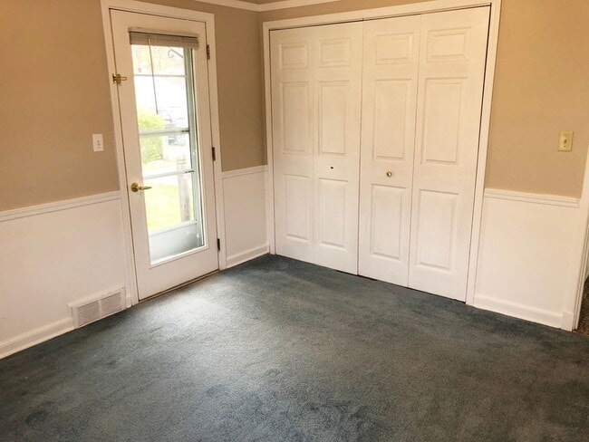 Building Photo - 2 BR Ranch Style Home with Fenced-in Back Yard & 1-Car Detached Garage