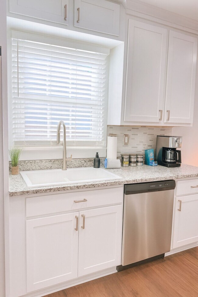 Building Photo - 445 Short Hills Dr