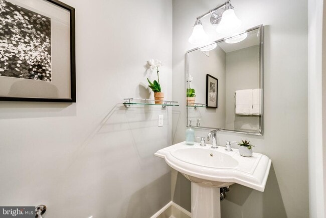 Building Photo - 910 Powhatan St