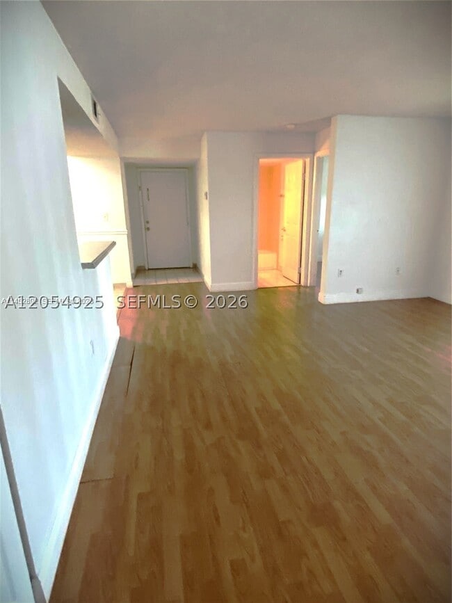 Building Photo - 208 Palm Cir W