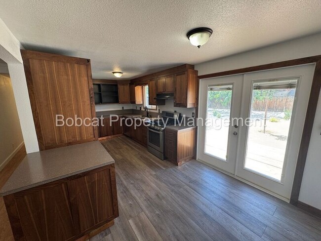 Building Photo - 700 Cottonwood Dr