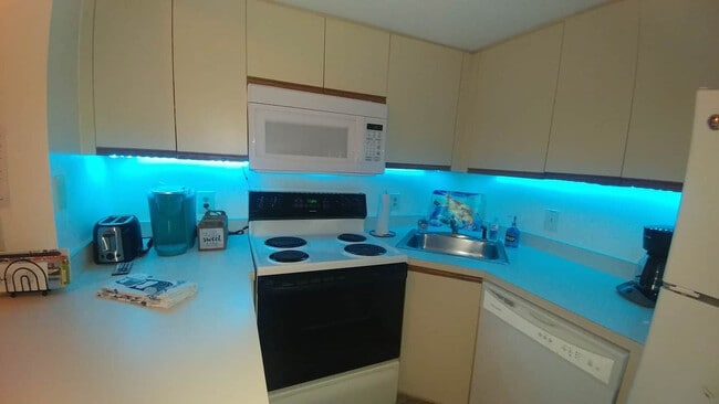 Building Photo - 8600 Ridgewood Ave