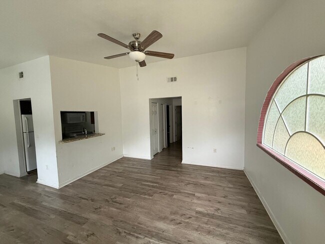 Building Photo - Spacious 2/2 in SW Gainesville – W/D Included!