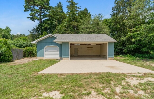 Building Photo - 183 Chestnut Neck Rd