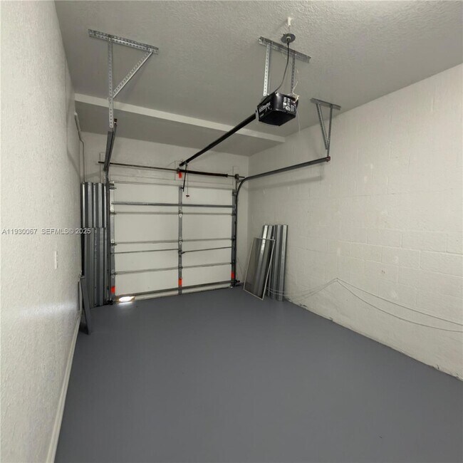 Building Photo - 1692 SE 9th Ave