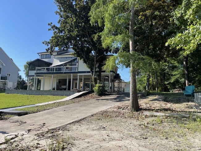 Building Photo - Riverfront Living with Private Boat Launch