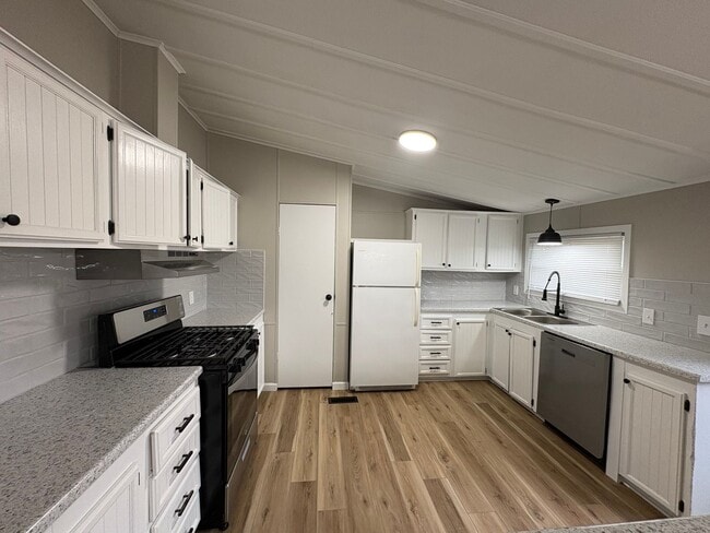 Building Photo - Beautifully Remodeled 3 Bed / 2 Bath Home with Modern Upgrades!