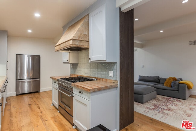 Building Photo - 7473 Mulholland Dr