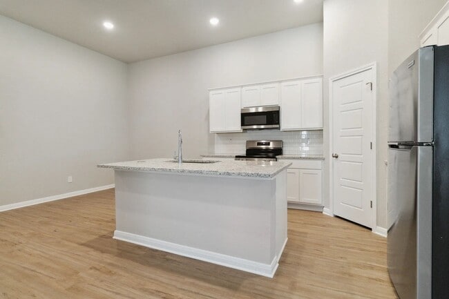 Building Photo - 469-473 Nespral Dr
