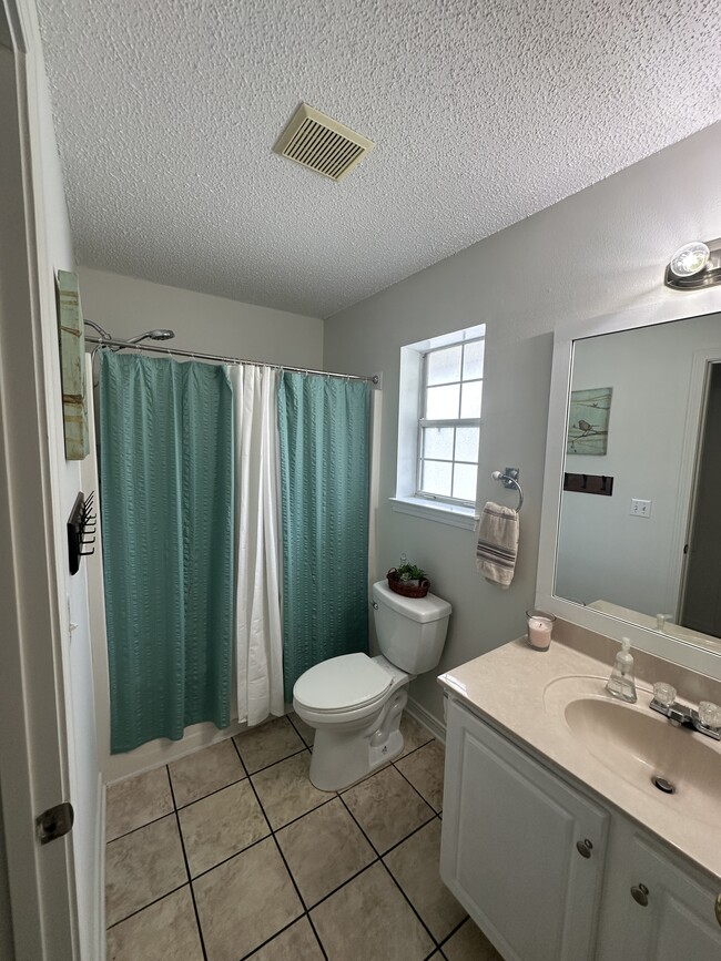 Building Photo - 268 Twin Lakes Ln