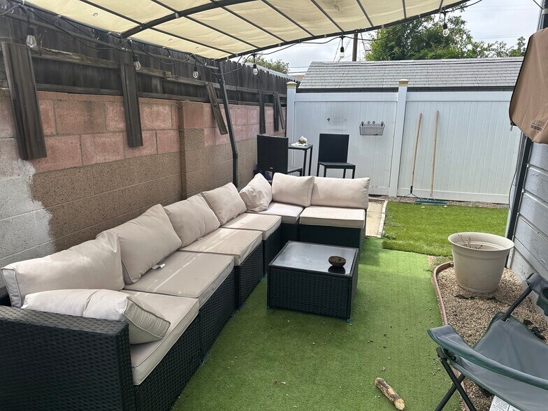 Privet fenced back yard - 4092 Howard Ave