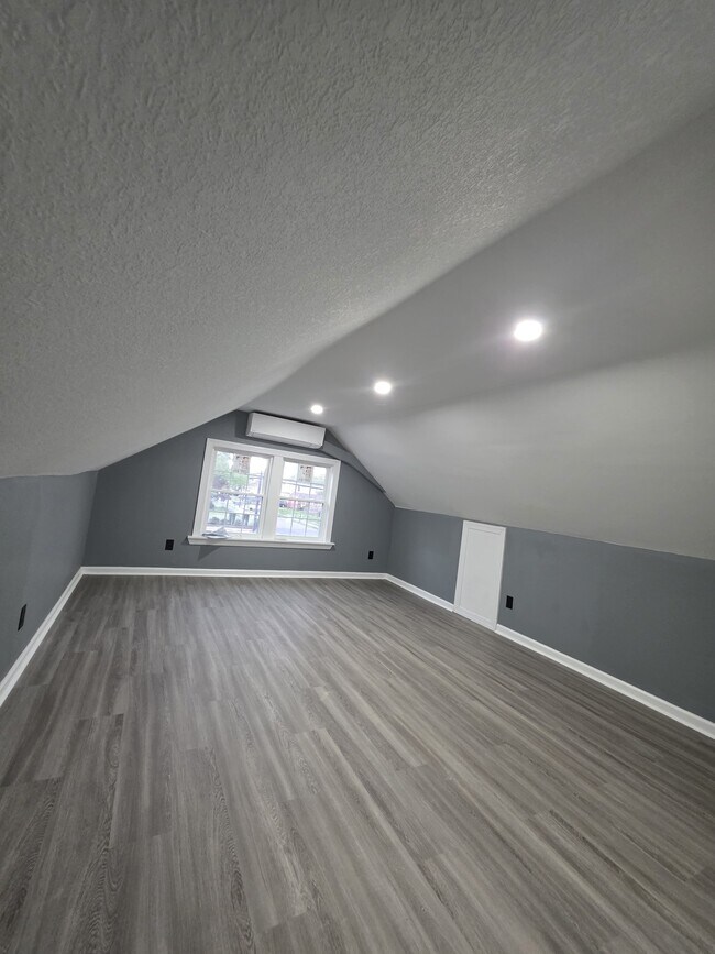 Building Photo - 307 E Pembroke Ave