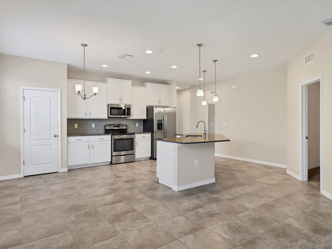 Building Photo - Unfurnished Annual Rental Available