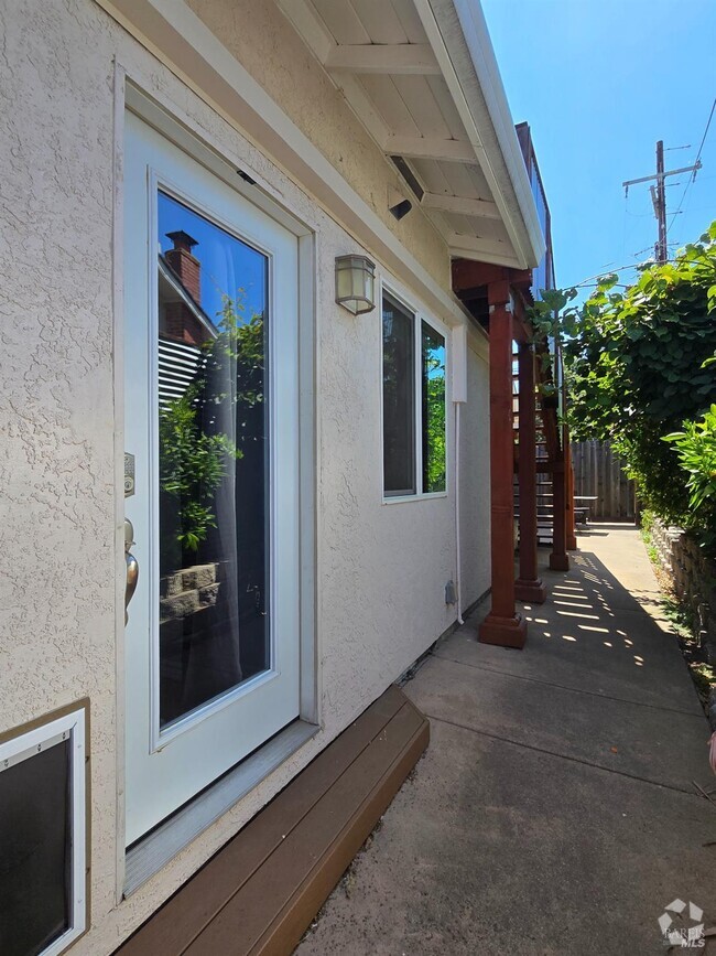 Building Photo - 480 Meadowview Dr