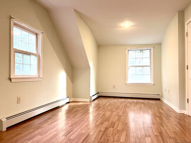 Building Photo - 11 Fernwood Rd