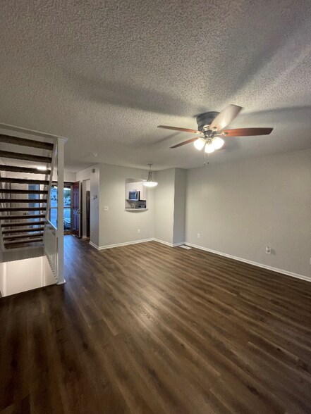 Building Photo - 1697 Ridgebury Dr
