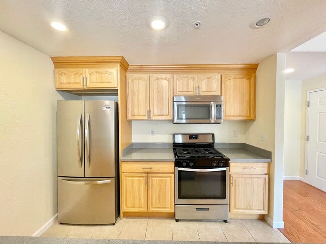 Building Photo - 2BD/2BA Spacious Crocker Amazon Condo, Gat...