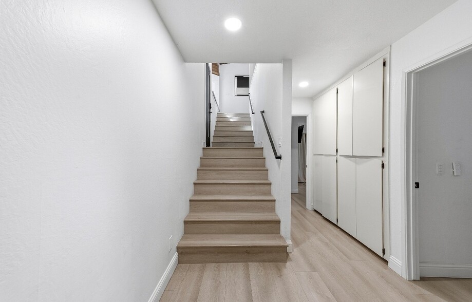 Building Photo - 18509 Alexandra Way