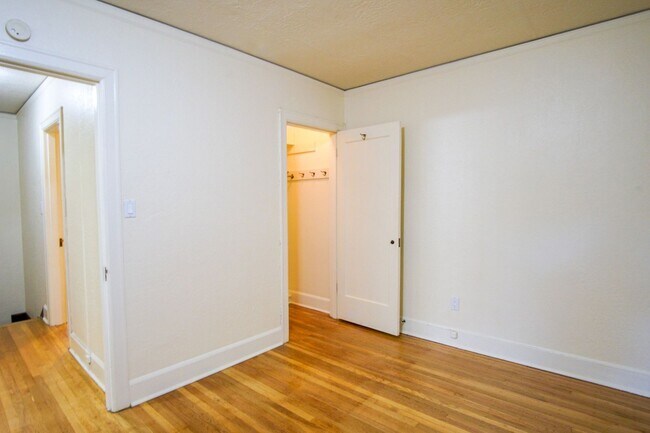 Building Photo - 1931 West Hills Two Bedroom Townhouse Available Now!