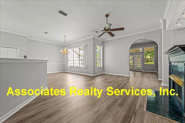 Building Photo - Turkey Creek-Three Bedroom - Two Bath 1560 sf