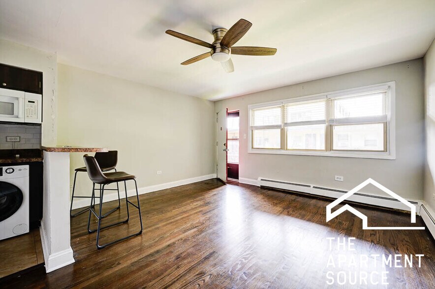 Building Photo - 1735 W Bryn Mawr Ave