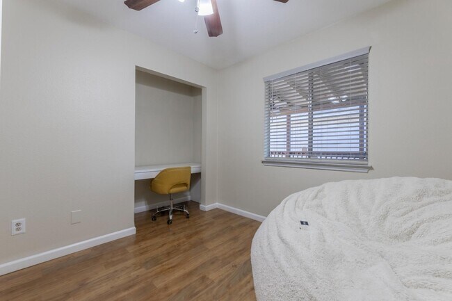 Building Photo - 15531 Knollglade